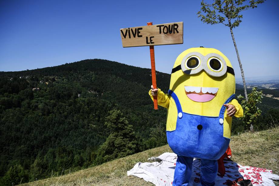 Fã vestido de Minion acompanha a 104ª edição da corrida de ciclismo Tour de France, entre Le Puy-en-Velay e Romans-sur-Isere - 18/07/2017