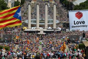 Pessoas se juntam em praça no centro de Barcelona para manifestar intenção separatista da Catalunha, na Espanha