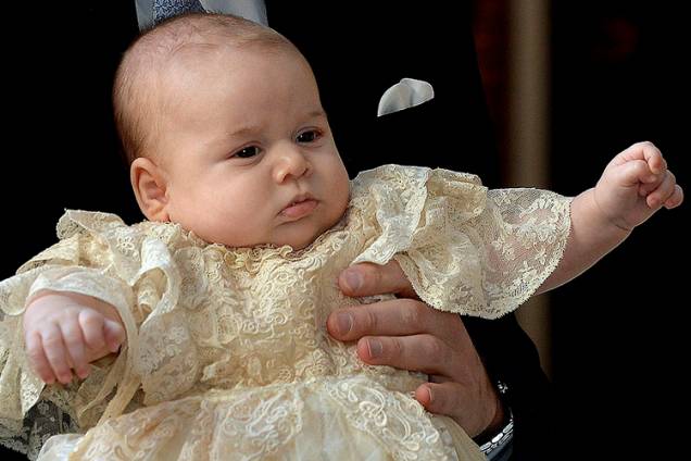 Príncipe George, aos três meses, na Capela Real no Palácio de St. James, em Londres para seu batizado, em 2013 Príncipe George, aos três meses, na Capela Real no Palácio de St. James, em Londres para seu batizado, em 2013