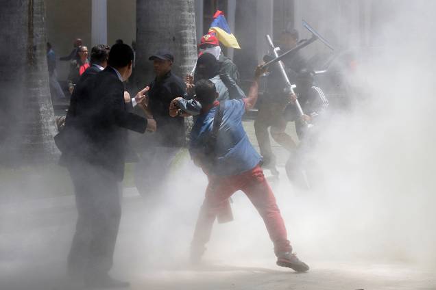 Um grupo de apoiadores do Governo de Nicolás Maduro invadiu, o Parlamento da Venezuela - 05/07/2017 Um grupo de apoiadores do Governo de Nicolás Maduro invadiu, o Parlamento da Venezuela - 05/07/2017