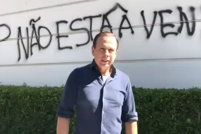 Jovem acusado de pichar casa de João Doria é multado em R$ 5 mil