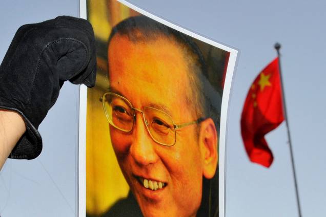 Manifestante ostenta foto de dissidente chinês Liu Xiaobo, em frente à embaixada chinesa em Oslo, na Noruega - 2010 Manifestante ostenta foto de dissidente chinês Liu Xiaobo, em frente à embaixada chinesa em Oslo, na Noruega - 2010