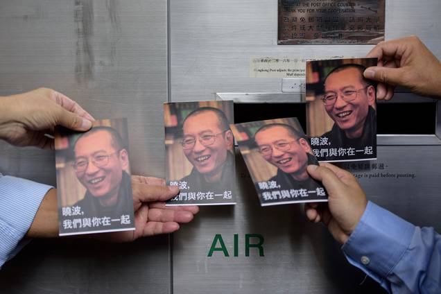 Manifestantes criam flyer com rosto de Liu Xiaobo em forma de homenagem ao dissidente, poucos dias antes de sua morte, em Hong Kong, na China - 05/07/2017 Manifestantes criam flyer com rosto de Liu Xiaobo em forma de homenagem ao dissidente, poucos dias antes de sua morte, em Hong Kong, na China - 05/07/2017