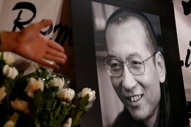 Seguidores montam altar em homenagem a Liu Xiaobo, em Hong Kong, na China Seguidores montam altar em homenagem a Liu Xiaobo, em Hong Kong, na China