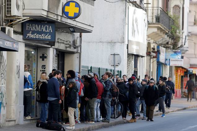 Consumidores formam filas em frente às farmácias uruguaias em busca de maconha, agora vendida legalmente nas ruas Consumidores formam filas em frente às farmácias uruguaias em busca de maconha, agora vendida legalmente nas ruas