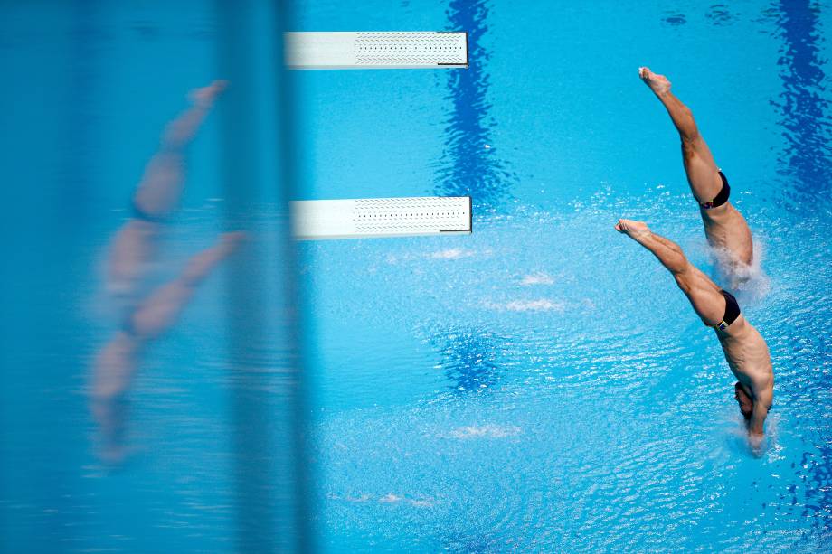 Dupla de ucranianos é fotografada durante a competição de salto sincronizado do trampolim de 3 metros, no Campeonato mundial de Esportes Aquáticos, em Budapeste na Hungria