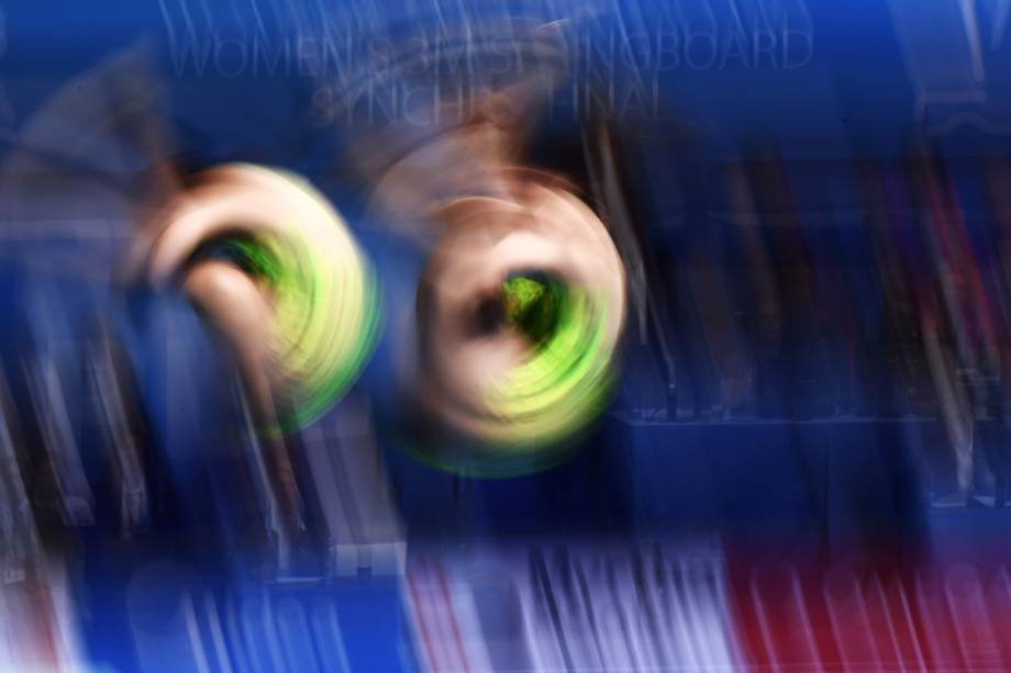 Dupla da Malásia é fotografada durante a final do salto sincronizado feminino de trampolim, no Mundial de Esportes Aquáticos, em Budapeste na Hungria