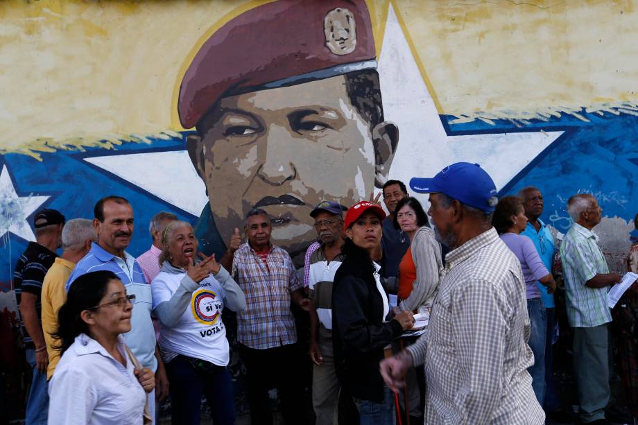 Pessoas esperam em fila antes de votar durante as eleições da Assembleia Constituinte em Caracas, na Venezuela - 30/07/2017