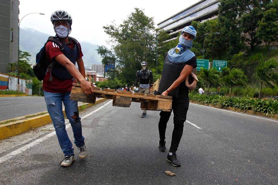 Manifestantes de oposição montam barricadas durante confrontos com a polícia em Caracas, na Venezuela - 30/07/2017