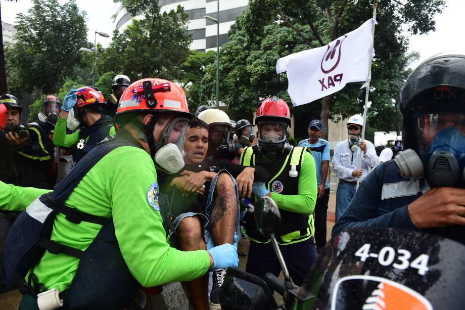 Manifestante ferido é atendido por médicos durante confrontos com a polícia em um protesto contra a eleição da Assembleia Constituinte em Caracas, na Venezuela - 30/07/2017