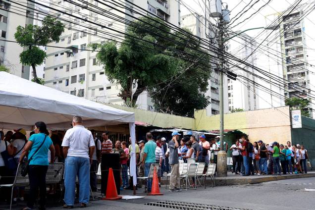 Filas se formam em frente à estações de votação para o plebiscito contra Nicolás Maduro, em Caracas, na Venezuela - 16/07/2017 Filas se formam em frente à estações de votação para o plebiscito contra Nicolás Maduro, em Caracas, na Venezuela - 16/07/2017