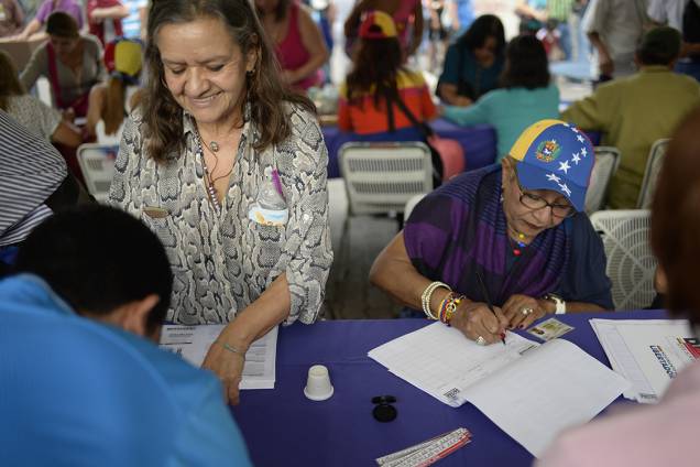 Pessoas depositam seus votos em urnas durante plebiscito não-oficial organizado contra o presidente Nicolás Maduro, em Caracas, Venezuela - 16/07/2017 Pessoas depositam seus votos em urnas durante plebiscito não-oficial organizado contra o presidente Nicolás Maduro, em Caracas, Venezuela - 16/07/2017