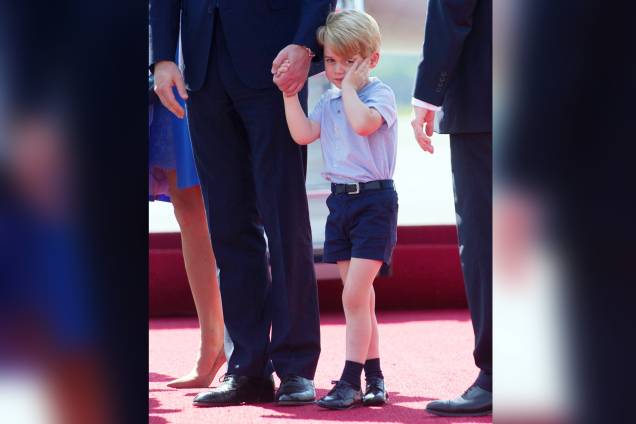 O príncipe George, filho do príncipe William e da duquesa Catherine, faz manha ao acompanhar seus pais em visita à Alemanha em julho de 2017 O príncipe George, filho do príncipe William e da duquesa Catherine, faz manha ao acompanhar seus pais em visita à Alemanha em julho de 2017