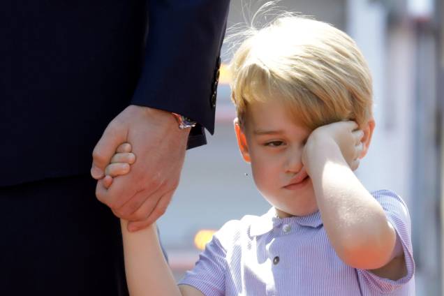 O príncipe George, filho do príncipe William e da duquesa Catherine, faz manha ao acompanhar seus pais em visita à Alemanha em julho de 2017 O príncipe George, filho do príncipe William e da duquesa Catherine, faz manha ao acompanhar seus pais em visita à Alemanha em julho de 2017