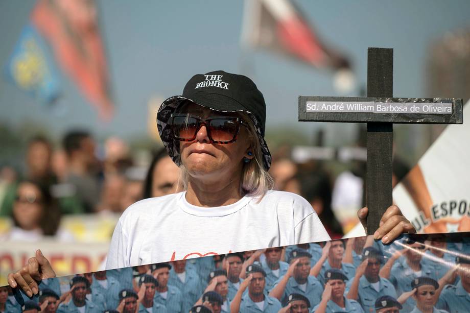 Protesto contra a violência e morte de policias na orla de Copacabana, altura do posto 5, no Rio de Janeiro (RJ) - 23/07/2017