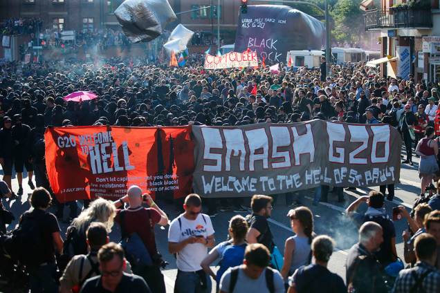 Manifestantes levantam cartazes para protestar contra a conferência do G20, em que líderes das maiores economias do mundo se reúnem para discutir assuntos como economia, política, meio ambiente, acordos de paz etc. - 06/07/2017 Manifestantes levantam cartazes para protestar contra a conferência do G20, em que líderes das maiores economias do mundo se reúnem para discutir assuntos como economia, política, meio ambiente, acordos de paz etc. - 06/07/2017