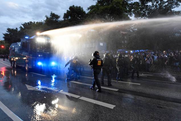 Polícia alemã utiliza caminhões pipa e jatos d'água para dispersar manifestações contra a conferência do G20 em Hamburgo, na Alemanha - 06/07/2017 Polícia alemã utiliza caminhões pipa e jatos d'água para dispersar manifestações contra a conferência do G20 em Hamburgo, na Alemanha - 06/07/2017