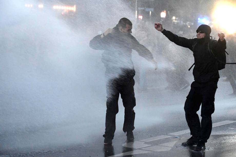 Polícia alemã utiliza caminhões pipa e jatos d'água para dispersar manifestações contra a conferência do G20 em Hamburgo, na Alemanha - 06/07/2017