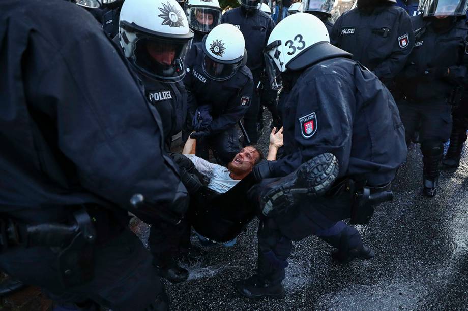 Polícia alemã repreende manifestantes que protestavam contra o G20 em Hamburgo, na Alemanha - 06/07/2017