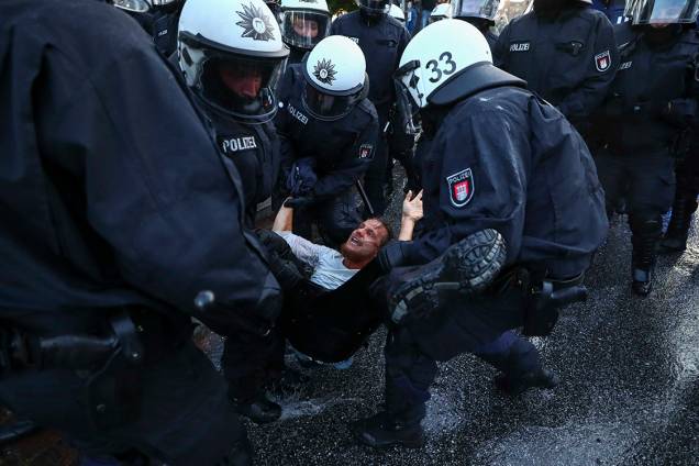 Polícia alemã repreende manifestantes que protestavam contra o G20 em Hamburgo, na Alemanha - 06/07/2017 Polícia alemã repreende manifestantes que protestavam contra o G20 em Hamburgo, na Alemanha - 06/07/2017