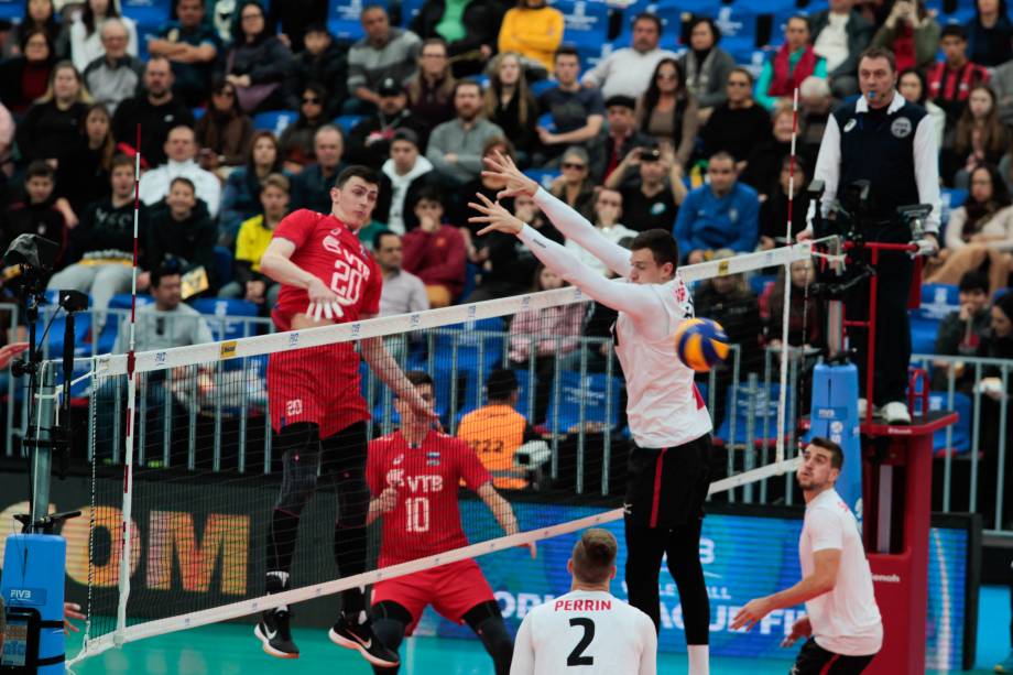 Partida entre Rússia e Canadá na Arena da Baixada, em Curitiba, válido pelas finais da Liga Mundial de vôlei, nesta quarta-feira.