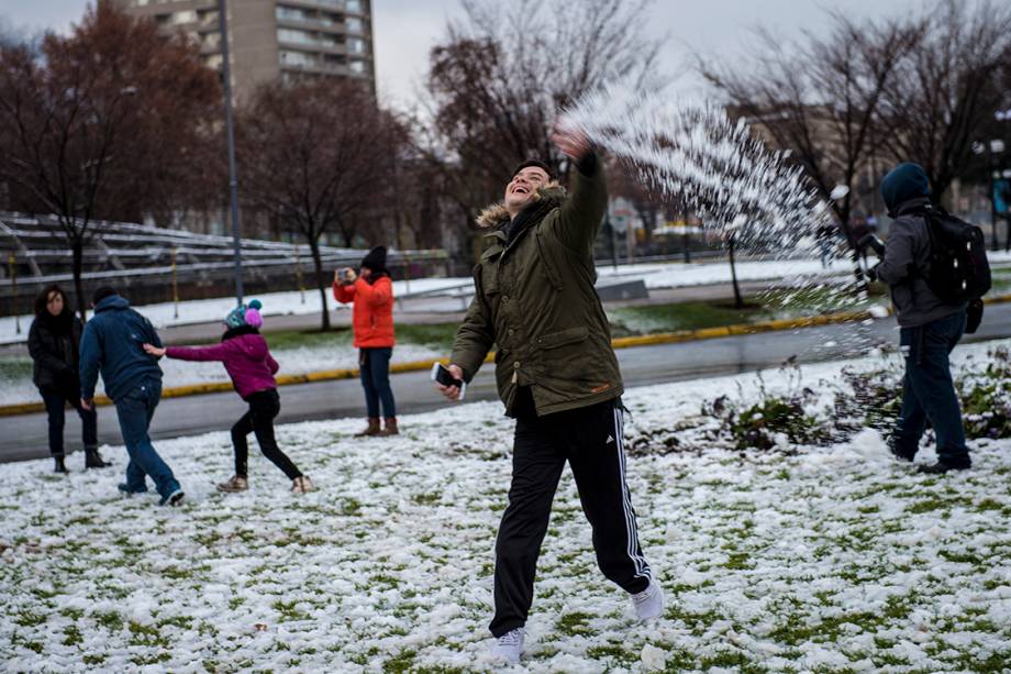 Pessoa atira bola de neve em uma praça no centro de Santiago, após uma forte nevasca inesperada atingir a cidade, no Chile - 15/07/2017