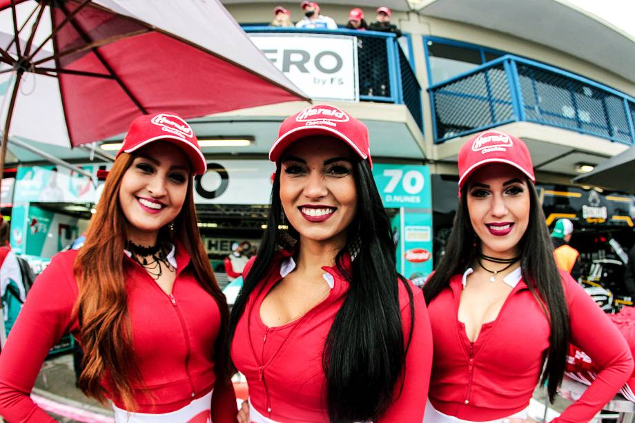 Modelos durante a corrida do milhão da stock car em Curitiba (PR)), no autódromo internacional de Pinhais, região metropolitana de Curitiba (PR) - 02/07/2017