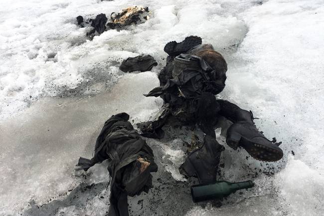 Casal desaparecido há 75 anos é achado em geleira nos Alpes suíços. Os corpos foram encontrados em perfeito estado de preservação, ao lado de mochilas, uma garrafa, um livro e um relógio