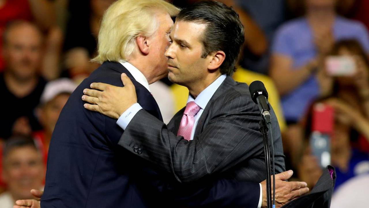 Trump abraça Trump Jr