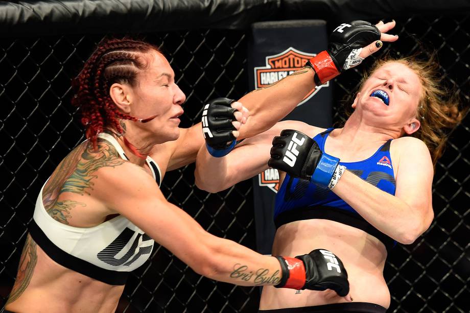 Cris Cyborg vence Tonya Evinger no UFC 214 em Anaheim (EUA) - 29/07/2017