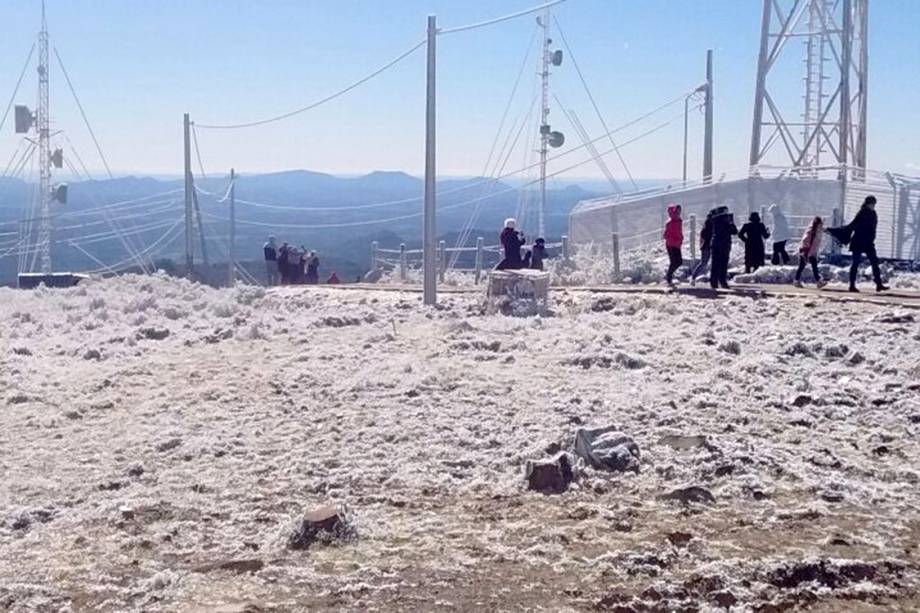 A cidade de Urupema, na Serra Catarinense, registra neve e temperaturas negativas. Região conta com grande quantidade de turistas com a chegada do frio forte.