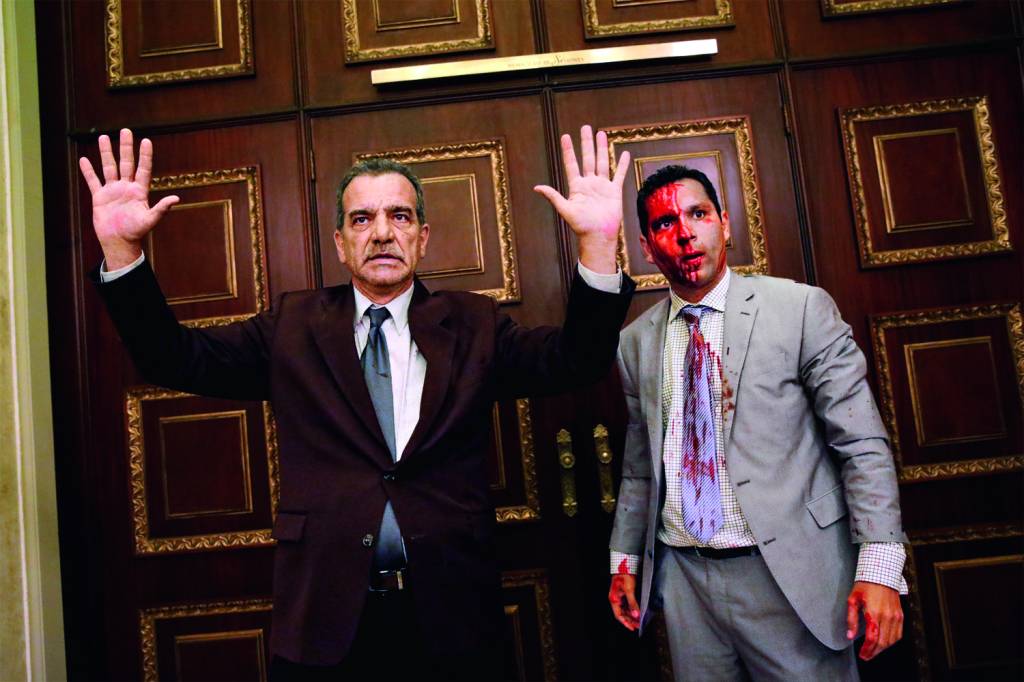 INVASÃO - Os deputados Luis Stefanelli (à esq.) e Leonardo Regnault, que estavam na Assembleia invadida