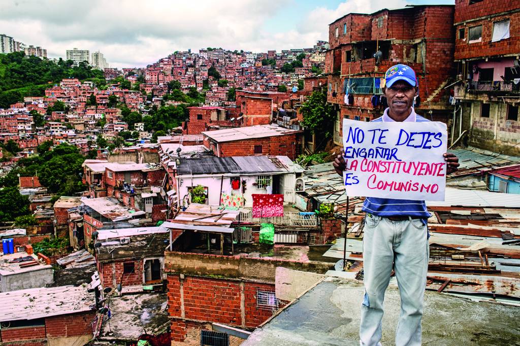 NAS ALTURAS – O professor Hector Monterola, da favela do Petare, protesta: “Constituinte é comunismo”