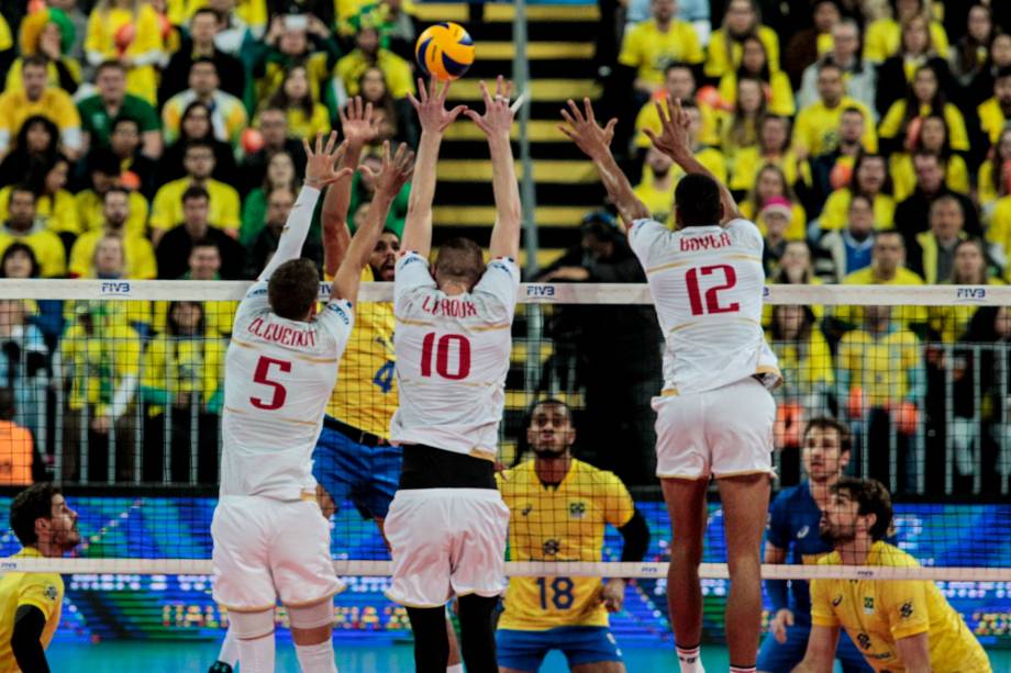 Brasil e França disputam a final da Liga Mundial de Vôlei na Arena da Baixada, em Curitiba