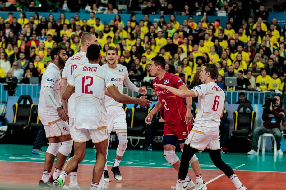 Brasil e França disputam a final da Liga Mundial de Vôlei na Arena da Baixada, em Curitiba