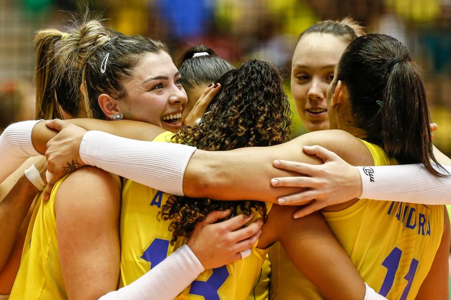 Seleção brasileira comemora a vitória contra os Estados Unidos em partida pelas semi-finais do Grand Prix de Vôlei, em Cuiabá