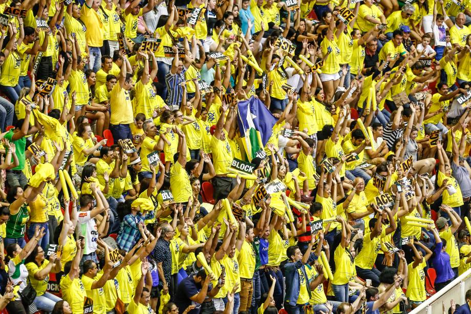 Torcida brasileira comemora a vitória sobre os Estados Unidos em partida do Grand Prix de Vôlei, em Cuiabá - 23/07/2017