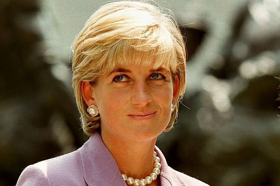 Princesa Diana fotografada durante uma cerimônia na sede da Cruz Vermelha em Washington, para pedir a proibição global das minas terrestres em junho de 1997