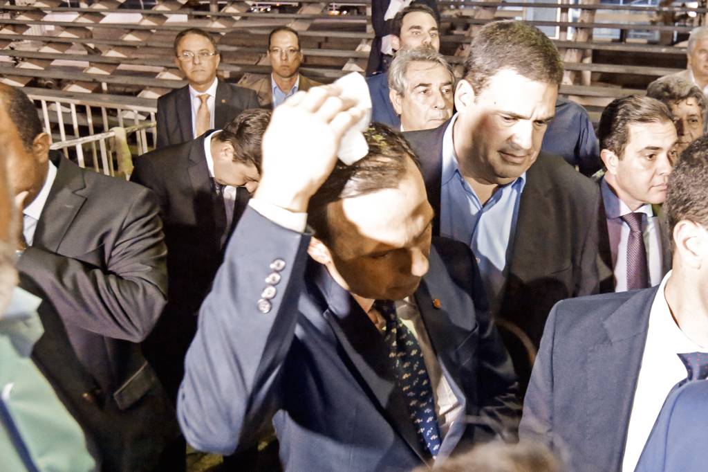 Agora, alvo – João Doria: limpando os cabelos depois da ovada em Salvador