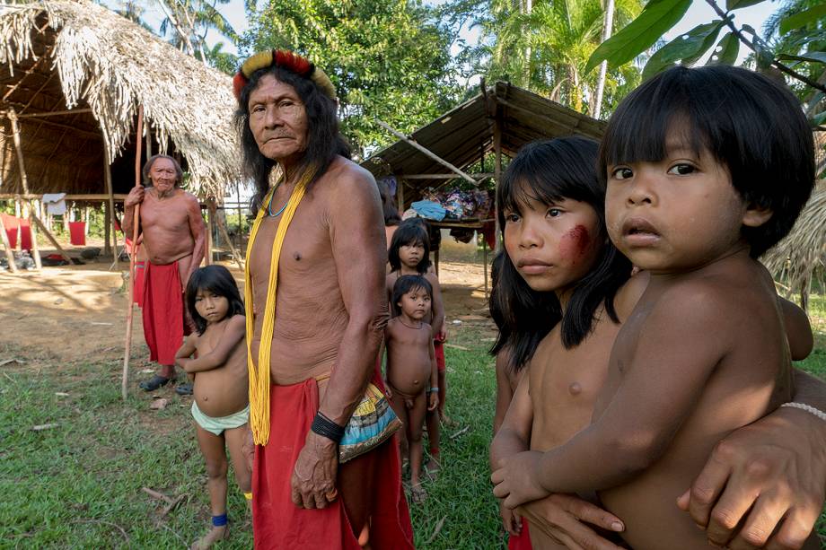 A tribo Waiãpi se divide em 92 aldeias pequenas e familiares, desmontadas e remontadas de tempos em tempos em outras localidades da floresta. Assentamentos são abandonados entre cinco e seis anos depois de criados, quando recursos à sua volta se esgotam. Novas aldeias ficam entre 5 e 20 quilômetros de distância do local de origem