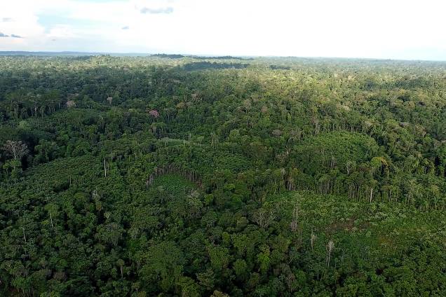 Decreto assinado pelo presidente Michel Temer no último dia 23 determina a extinção da Reserva Nacional de Cobre e Seus Associados, que abrange uma área de cerca de 47.000 quilômetros quadrados entre o Amapá e o Pará. Criticado nas redes sociais, o peemedebista editou um novo decreto, com explicações sobre a exploração mineral na área; na última sexta-feira o Ministério das Minas e Energia suspendeu os efeitos da medida por 120 dias, anunciando um "amplo debate com a sociedade" Decreto assinado pelo presidente Michel Temer no último dia 23 determina a extinção da Reserva Nacional de Cobre e Seus Associados, que abrange uma área de cerca de 47.000 quilômetros quadrados entre o Amapá e o Pará. Criticado nas redes sociais, o peemedebista editou um novo decreto, com explicações sobre a exploração mineral na área; na última sexta-feira o Ministério das Minas e Energia suspendeu os efeitos da medida por 120 dias, anunciando um "amplo debate com a sociedade"