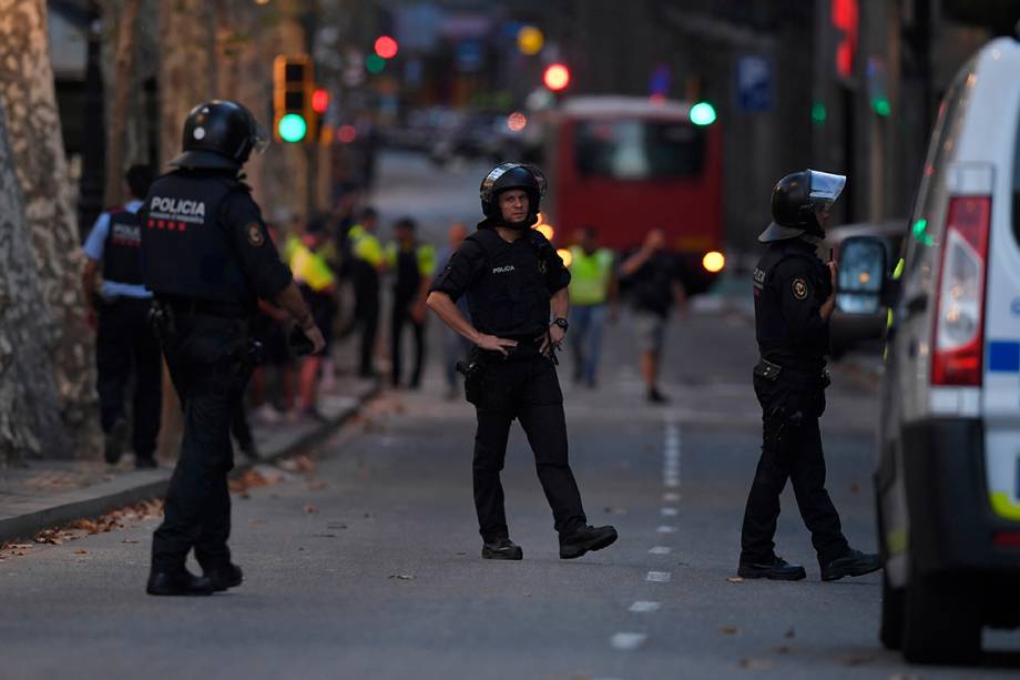 Policiais patrulham área em volta da praça de La Rambla, em Barcelona