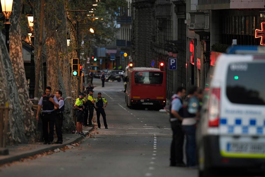 Policiais patrulham área em volta da praça de La Rambla, em Barcelona