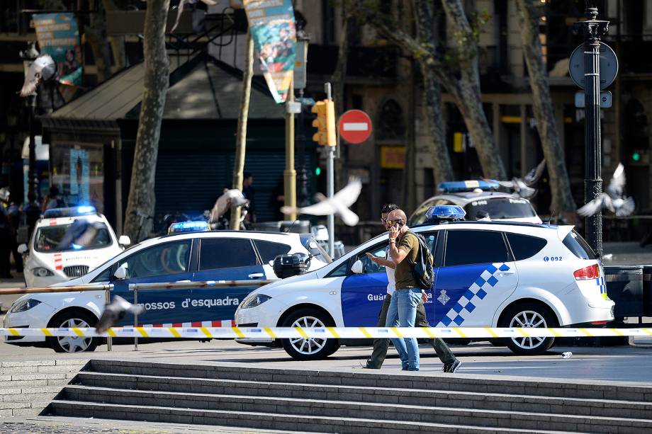 Van atropela pedestres e deixa feridos em ponto turístico de Barcelona - 17/08/2017