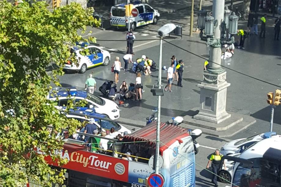 Um veículo atropelou pessoas que passavam pela rua La Rambla, em Barcelona na Espanha - 17/08/2017