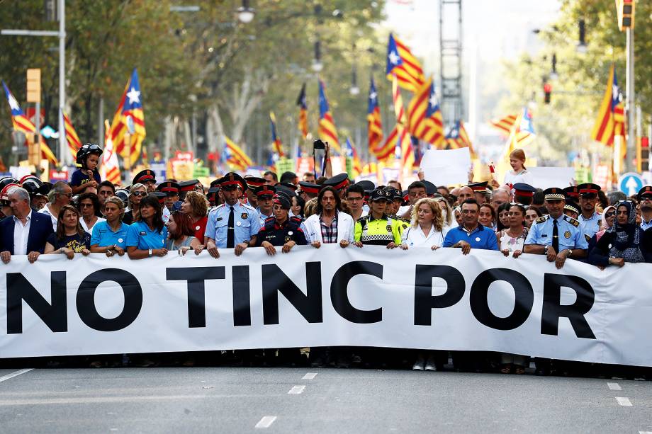 Manifestantes seguram cartaz com os dizeres: "Não temos medo" antes de marcha em Barcelona - 26/08/2017