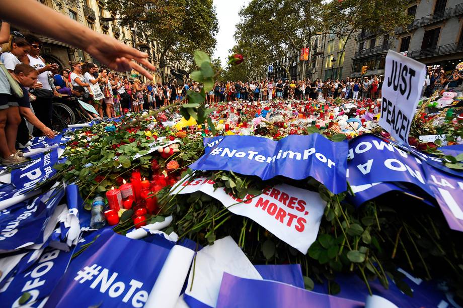 Cerca de 500 mil pessoas participam de marcha contra o terrorismo em Barcelona - 26/08/2017