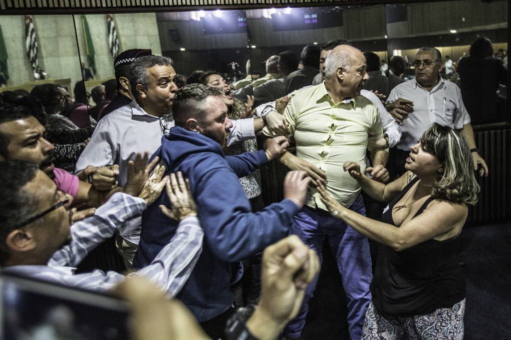Estudantes Ocupam Plenário da Câmara em SP