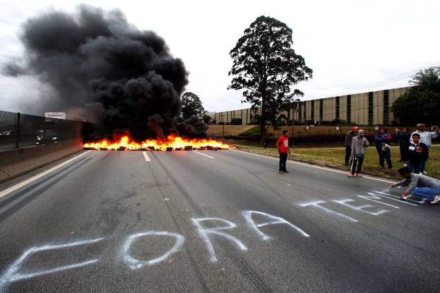 Durante protesto contra Michel Temer na BR116, em São Paulo, membro do MTST pixa o asfalto pedindo a saída do presidente - 02/08/2017 Durante protesto contra Michel Temer na BR116, em São Paulo, membro do MTST pixa o asfalto pedindo a saída do presidente - 02/08/2017