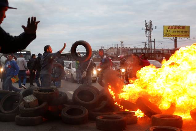 Integrantes do Movimento dos Trabalhadores dos Sem-Teto (MTST) usam pneus para construir uma barricada na BR116 em protesto contra Michel Temer, São Paulo - 02/08/2017 Integrantes do Movimento dos Trabalhadores dos Sem-Teto (MTST) usam pneus para construir uma barricada na BR116 em protesto contra Michel Temer, São Paulo - 02/08/2017